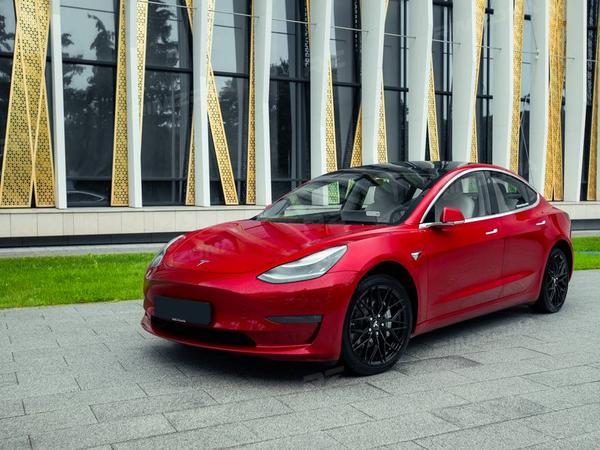 TESLA MODEL 3 НА ЛИТЫХ ДИСКАХ VORSTEINER VFF-107 R18 - Фото № 1